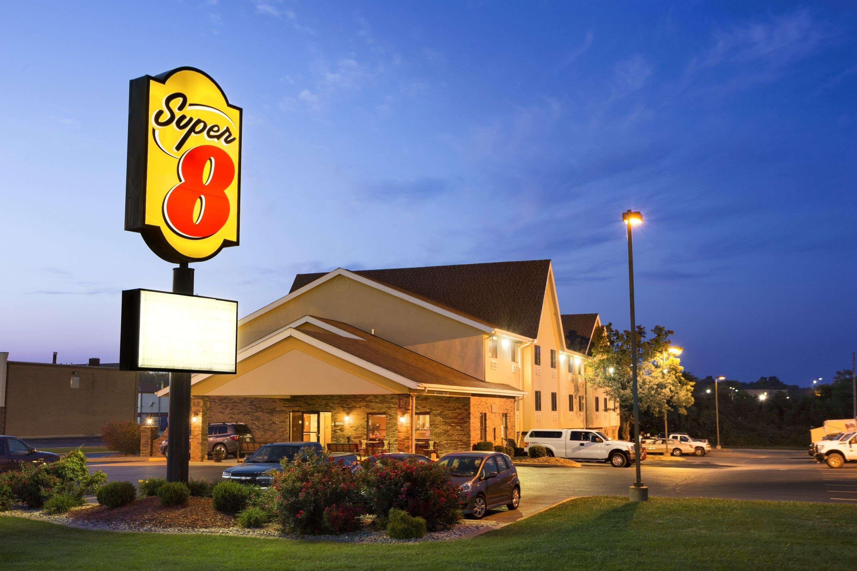 Super 8 By Wyndham Alton Motel Bagian luar foto