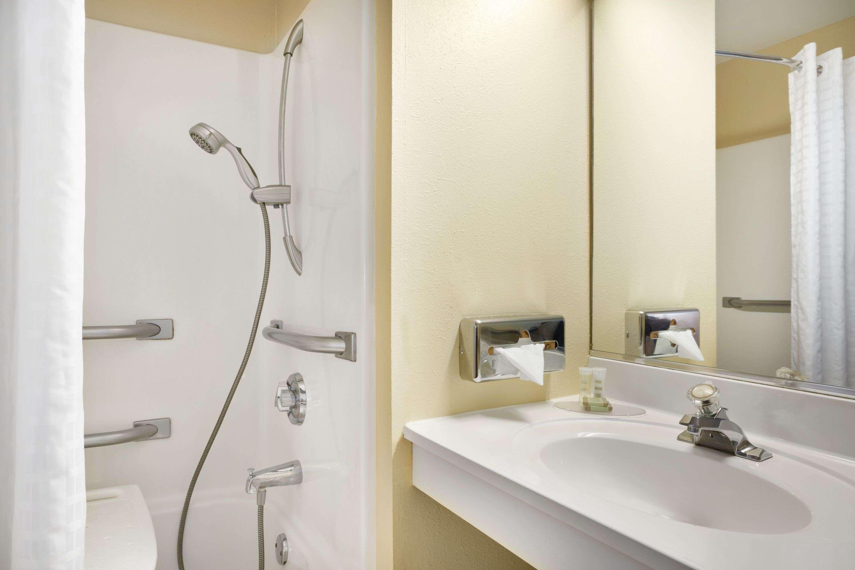 Super 8 By Wyndham Alton Motel Bagian luar foto