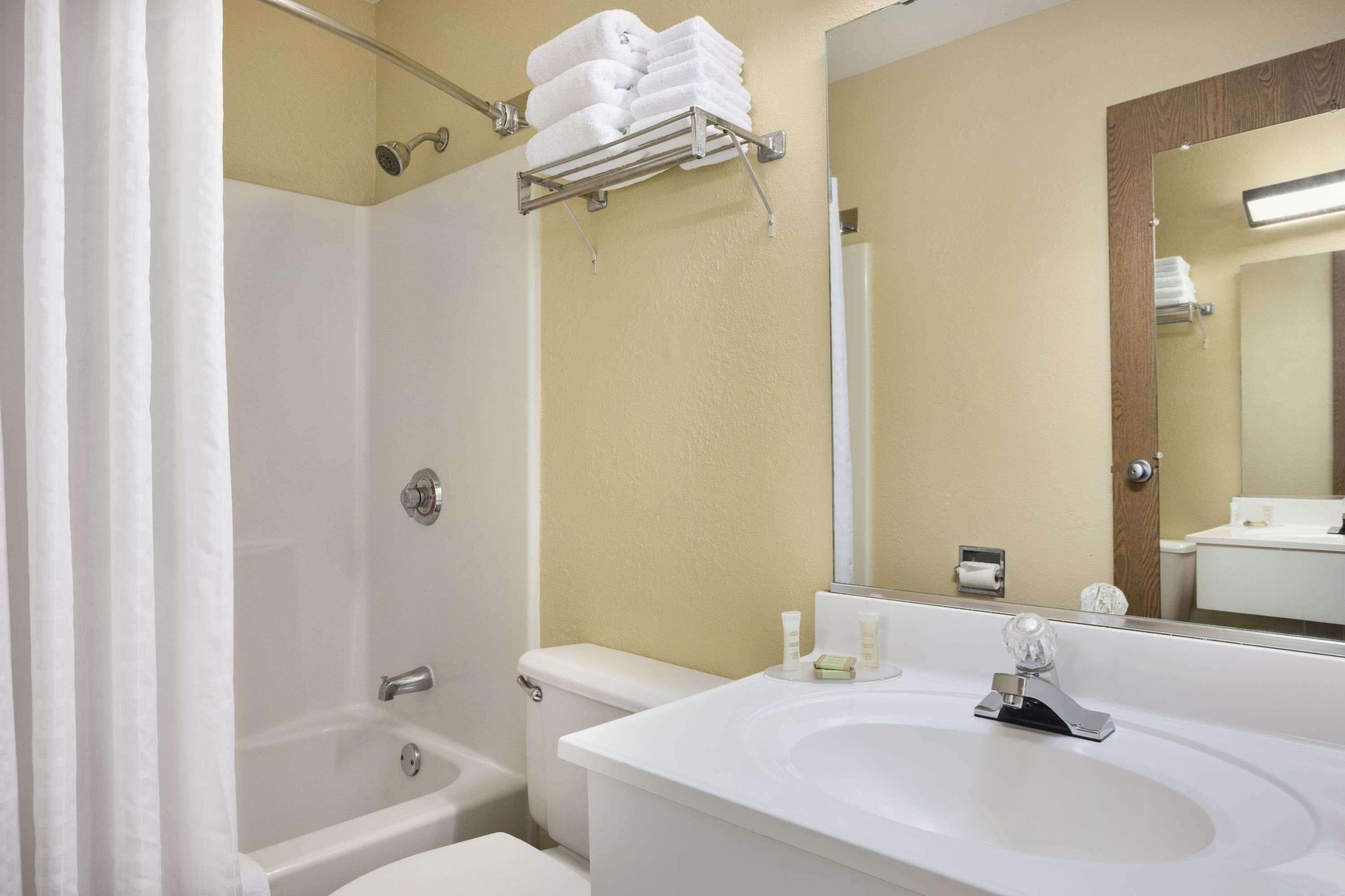Super 8 By Wyndham Alton Motel Bagian luar foto
