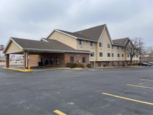 Super 8 By Wyndham Alton Motel Bagian luar foto