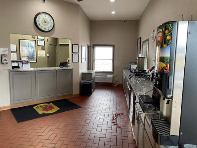 Super 8 By Wyndham Alton Motel Bagian luar foto