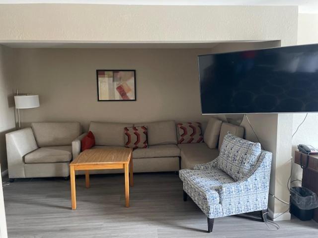 Super 8 By Wyndham Alton Motel Bagian luar foto